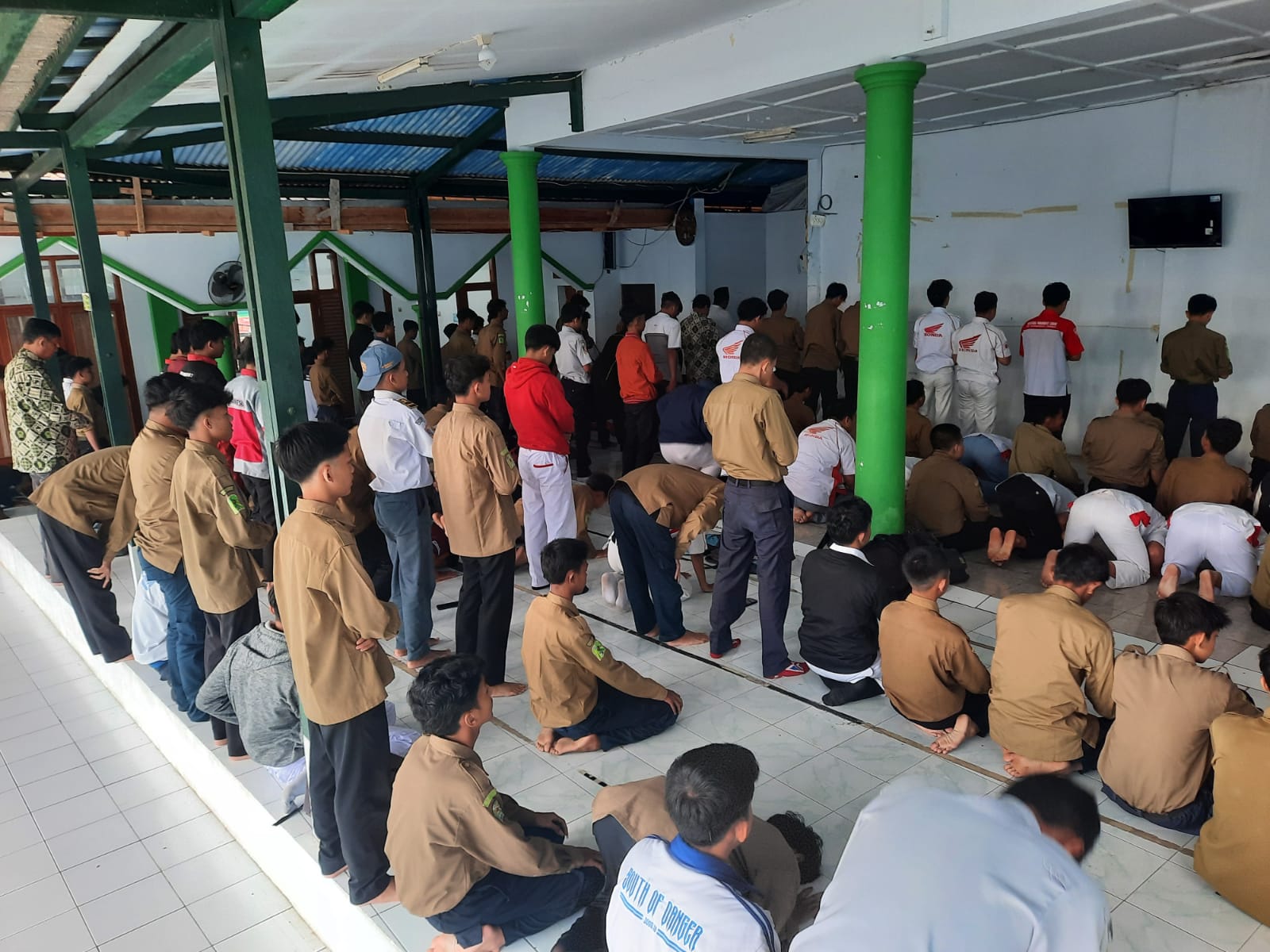 Kegiatan Tadarus dan Salat Dhuha sebelum memulai KBM