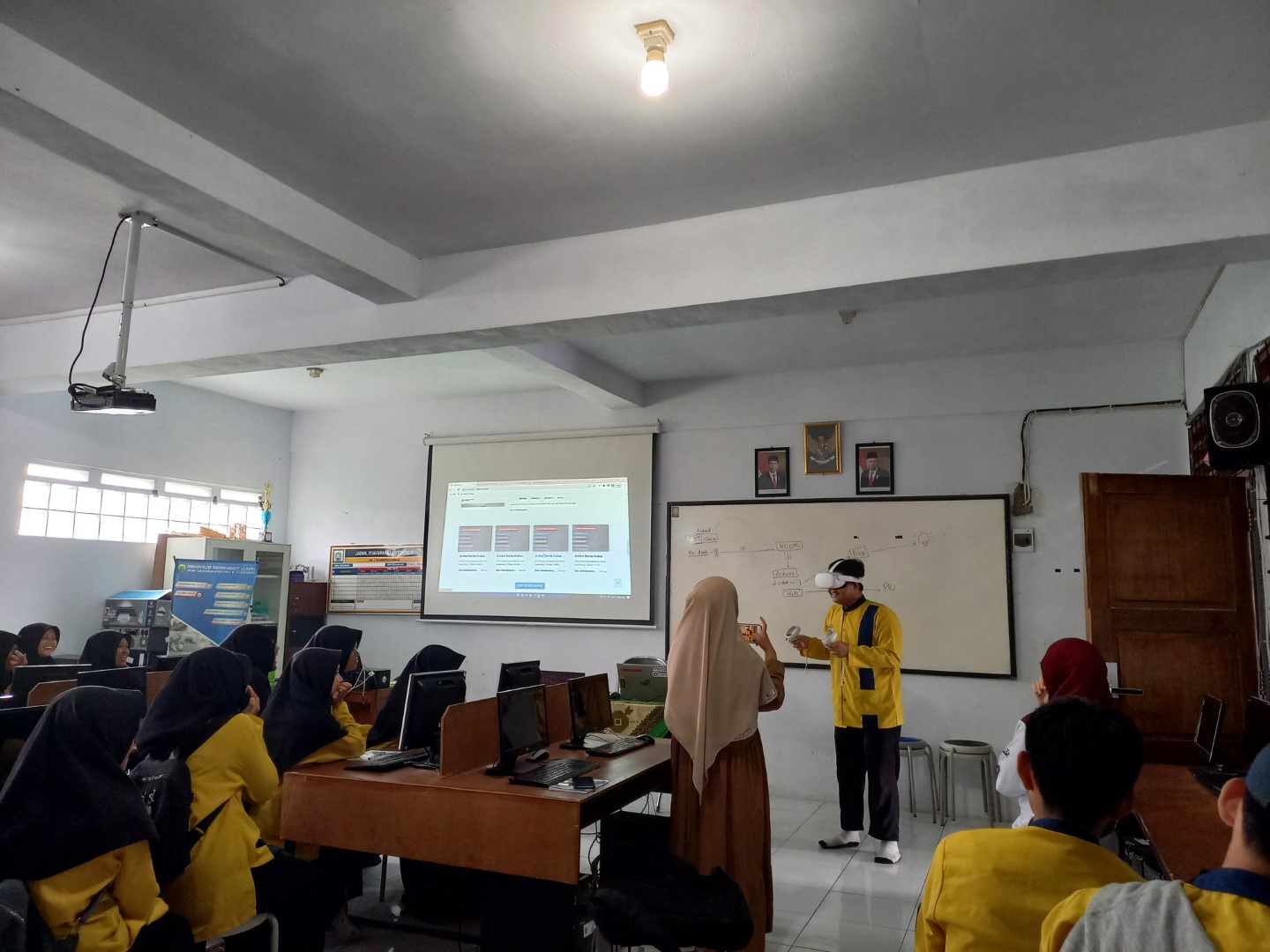 Pengenalan Teknologi VR ke Siswa MTsN 10 Kuningan
